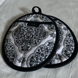 Nicole Miller Studio Set Of 2 Pot Holder.